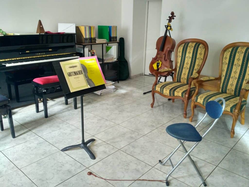 La pièce où Hélène enseigne, piano, violoncelle, pupitre, métronome, tout y est.