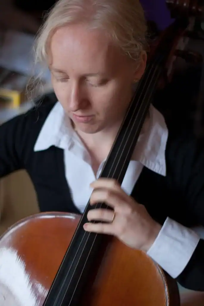 Héléne au violoncelle.